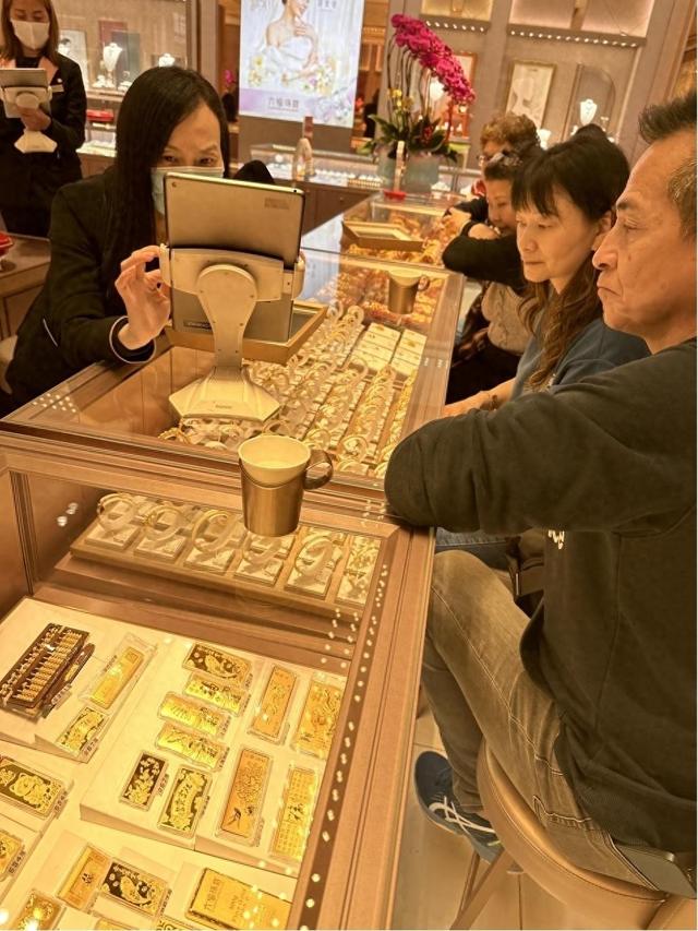每克便宜70元，内地游客挤爆香港金店？